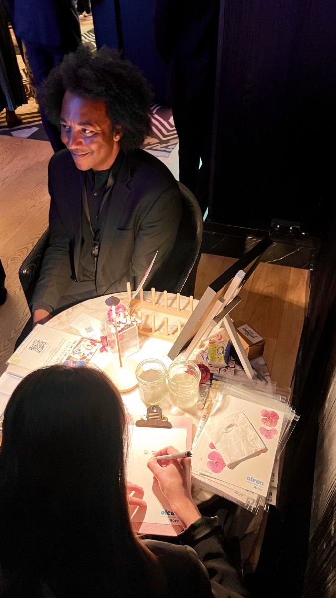 Live sketching animation during an elegant corporate dinner in Paris.